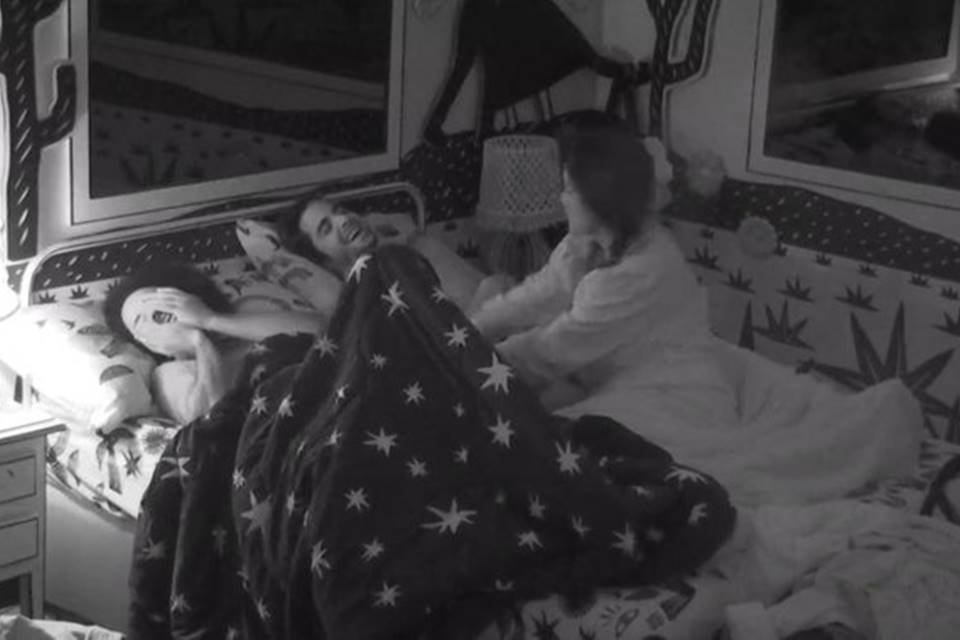 BBB21. Fiuk tira João da cama para dormir com Juliette: "Faz carinho"