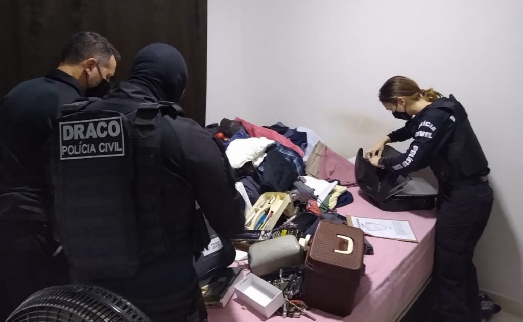 Buscas em endereço de quadrilha que é investigada por fazer tráfico de drogas em aviões a partir de Goiás