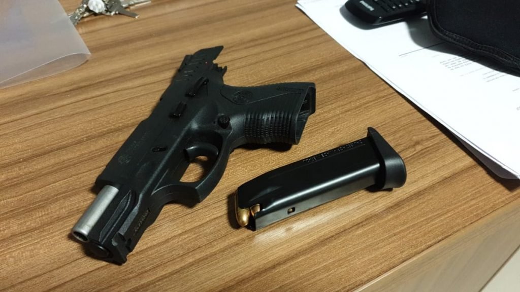 Arma apreendida de quadrilha que é investigada por fazer tráfico de drogas em aviões a partir de Goiás