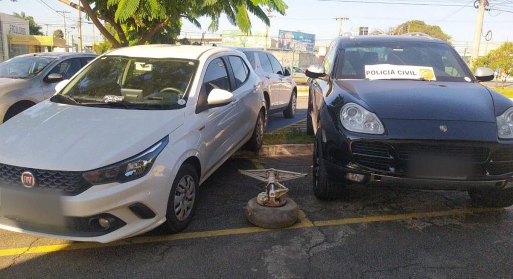 Carros apreendidos de quadrilha que é investigada por fazer tráfico de drogas em aviões a partir de Goiás