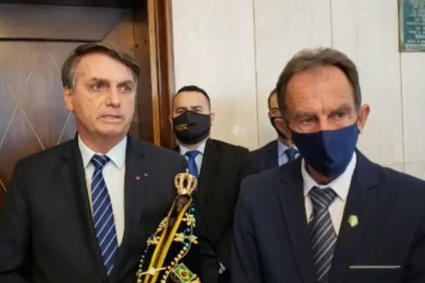O presidente Jair Bolsonaro ao lado do prefeito de Aparecida (SP), Luiz Carlos Siqueira (Pode)