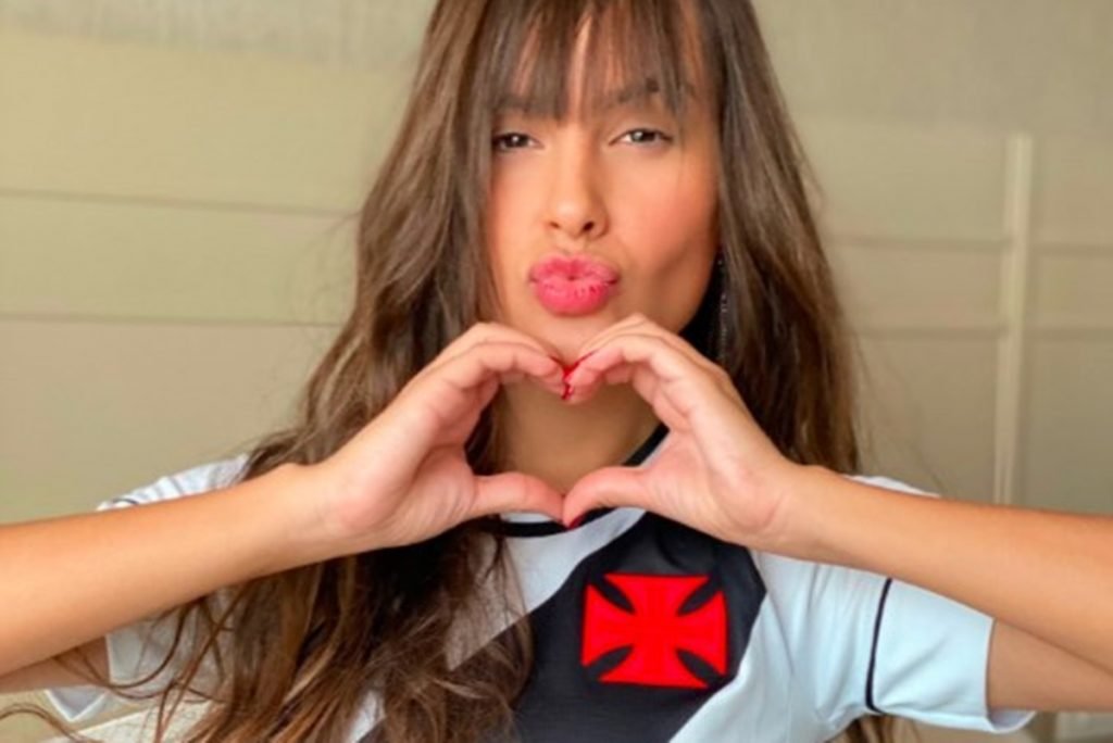 Thais Braz, eliminada do BBB21, com a camisa do Vasco
