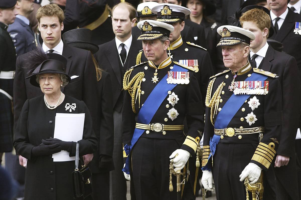 Rainha Elizabeth com William, Charles, Philip e Harry