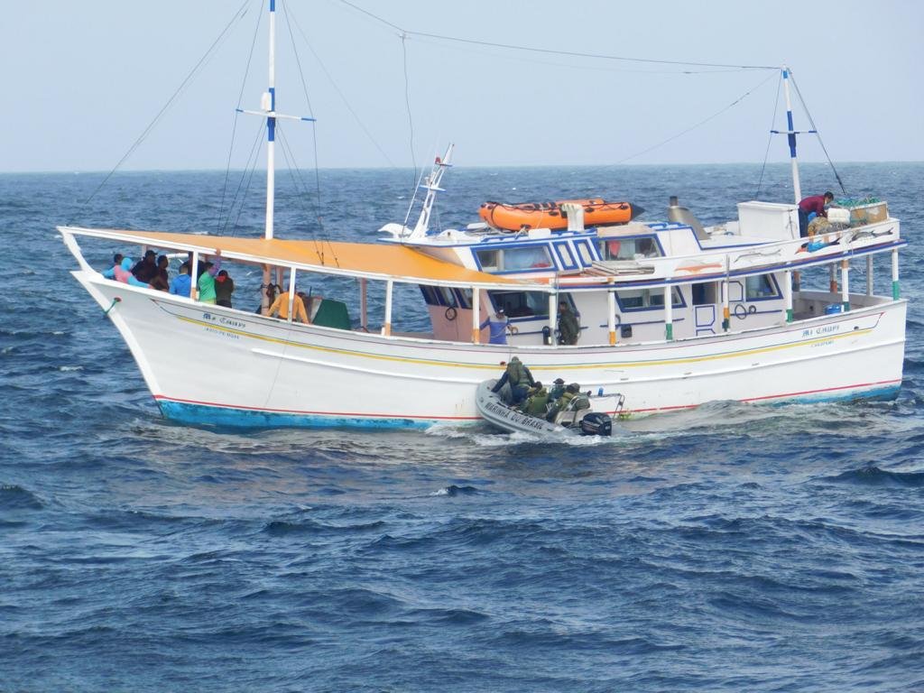 Marinha apreende 2ª embarcação venezuelana por pesca ilegal na costa