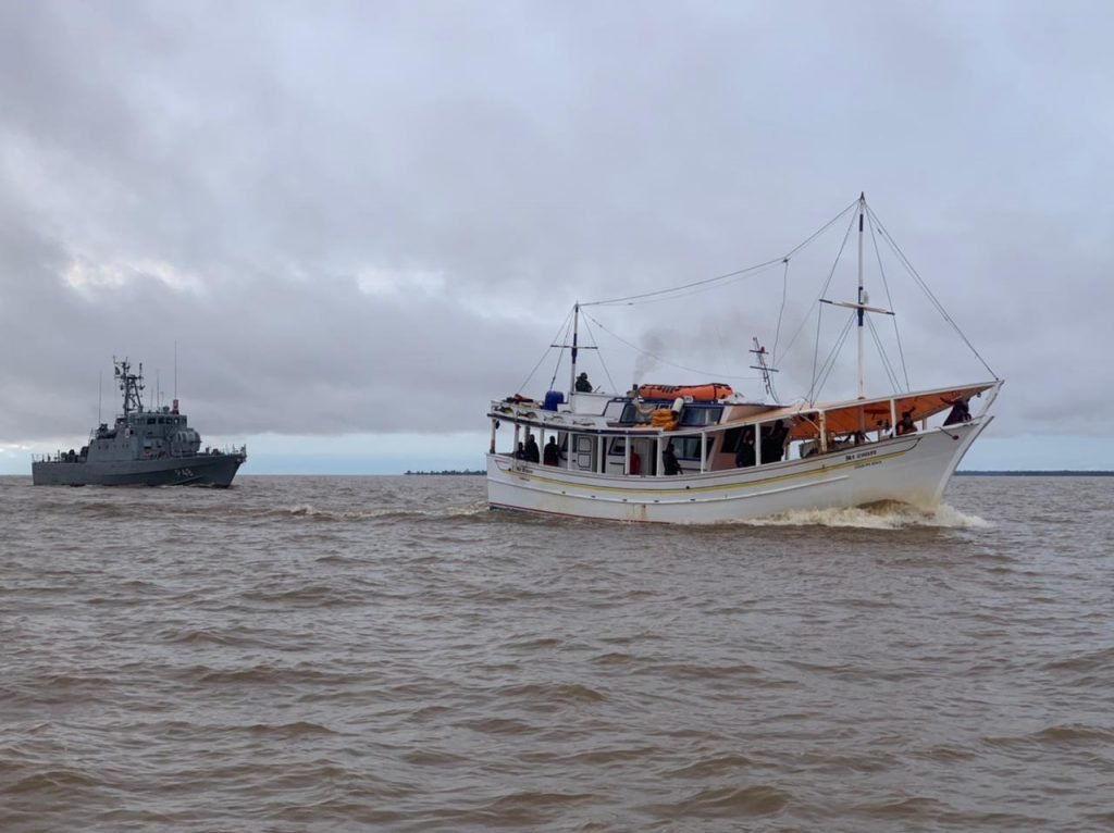 Marinha apreende 2ª embarcação venezuelana por pesca ilegal na costa