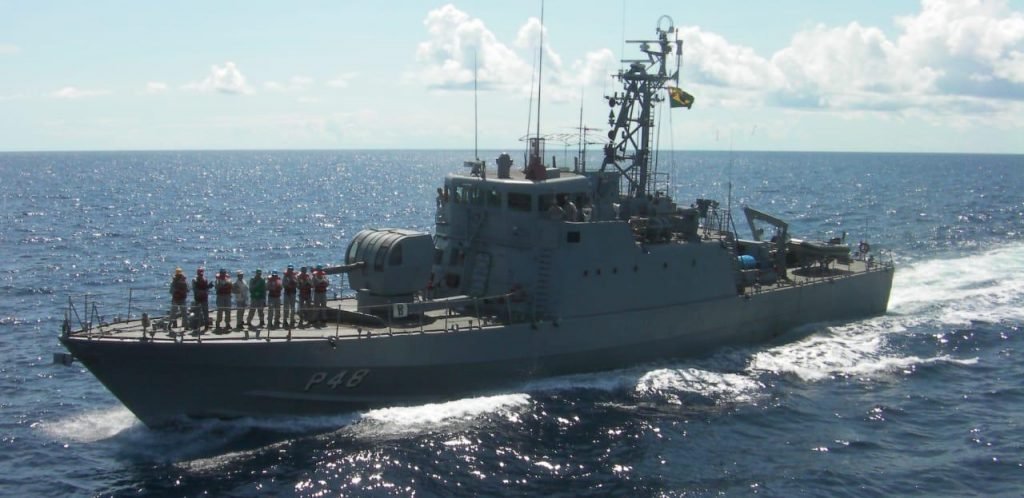 Marinha apreende 2ª embarcação venezuelana por pesca ilegal na costa