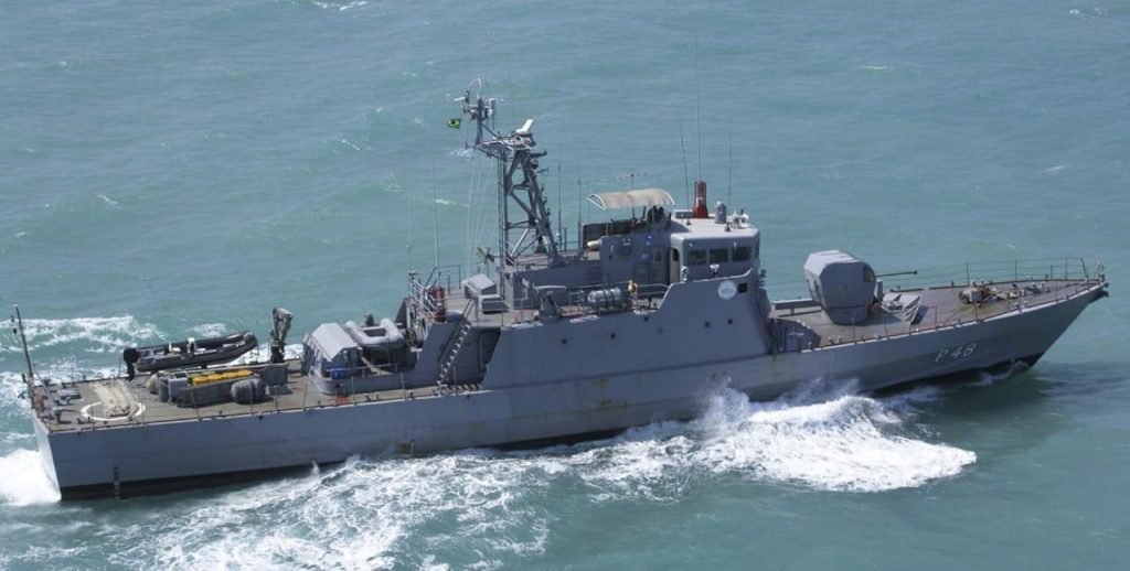 Marinha apreende 2ª embarcação venezuelana por pesca ilegal na costa