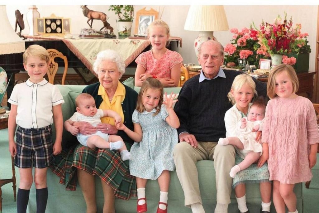 Rainha e príncipe Philip com alguns bisnetos