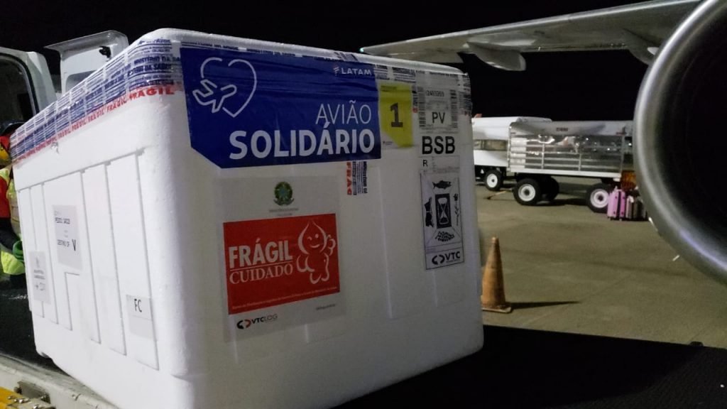Caixa com vacinas contra a Covid-19