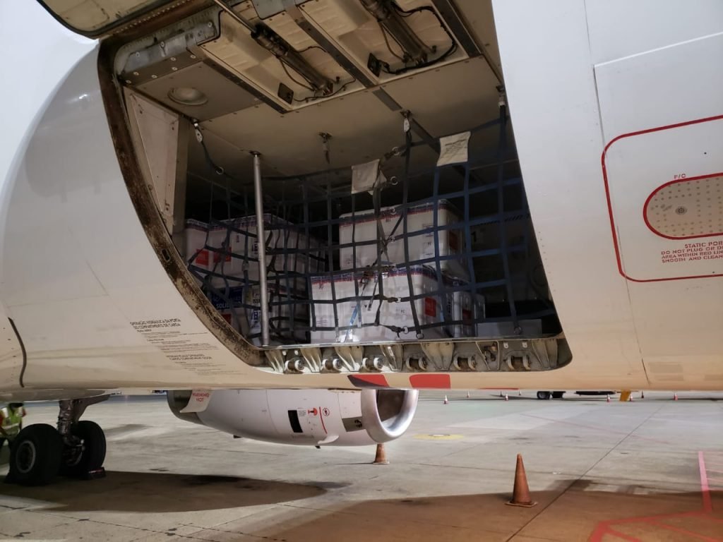 Lotes de vacinas em avião