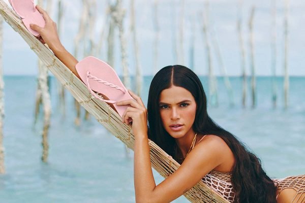 Bruna Marquezine estrela a o Inverno 21 da linha BriZZa da