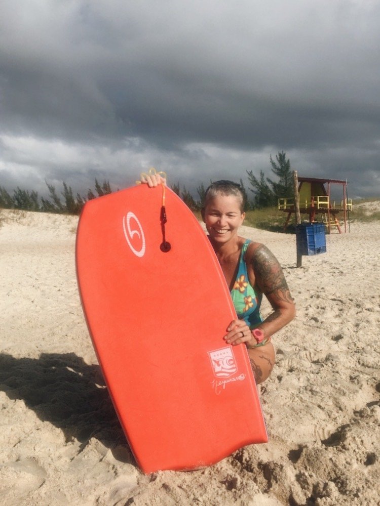 Ale com prancha de surf