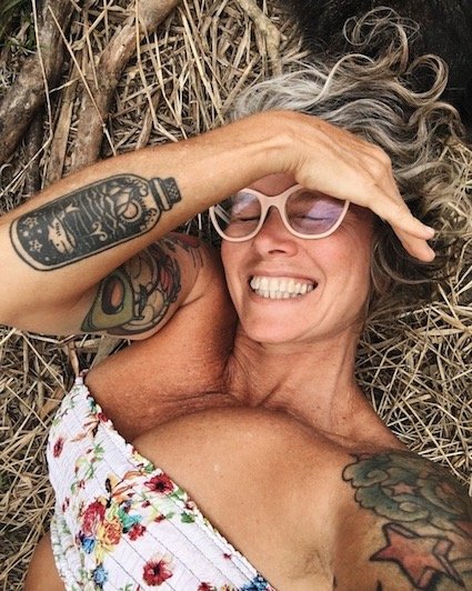 Ale deitada sorrindo