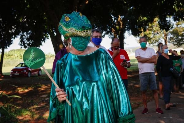 Mulher é vacinada contra Covid fantasiada de jacaré