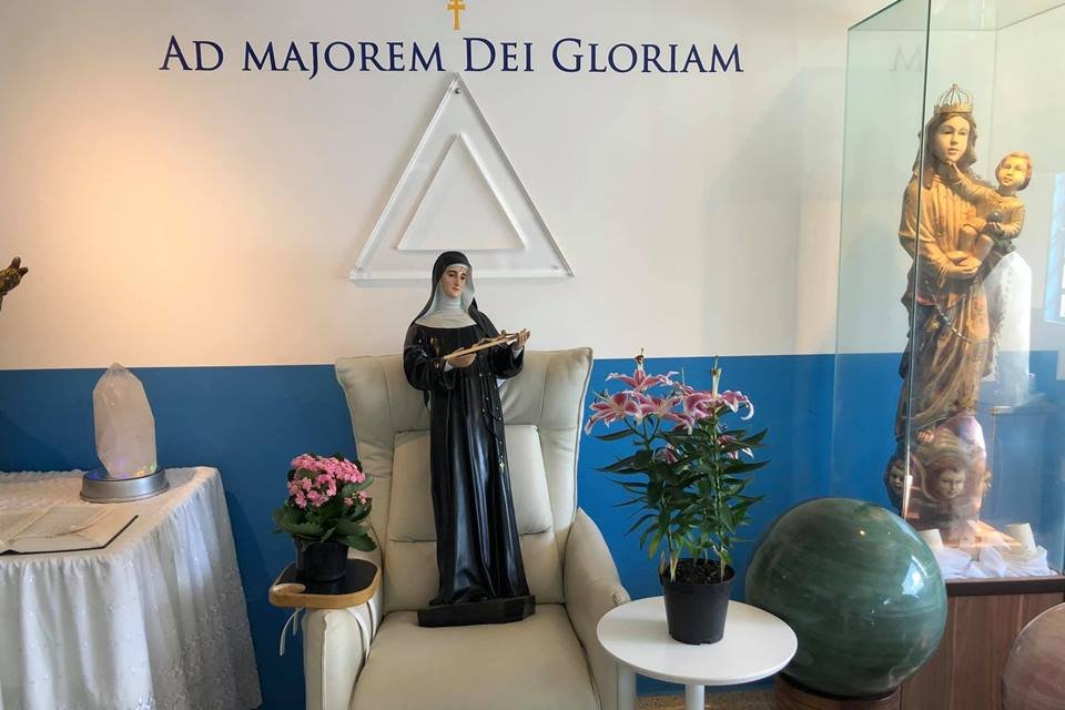 santa rita de cássia na cadeira de joão de deus na casa de dom inácio de loyola