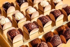 Brigadeiros e beijinhos em formas pétala