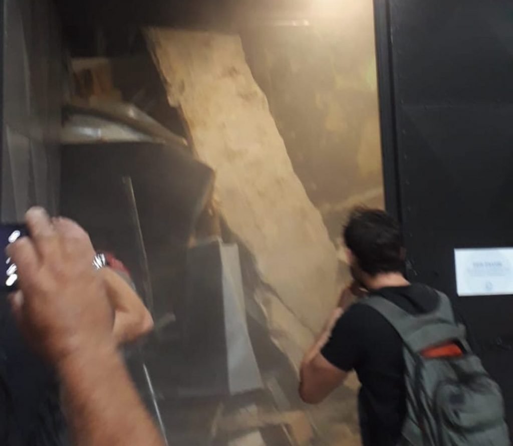 Parte do teto de estúdio de Record TV desaba no Rio