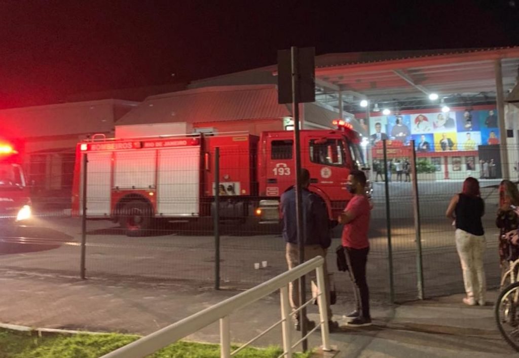 Parte do teto da Record TV desaba e causa pânico