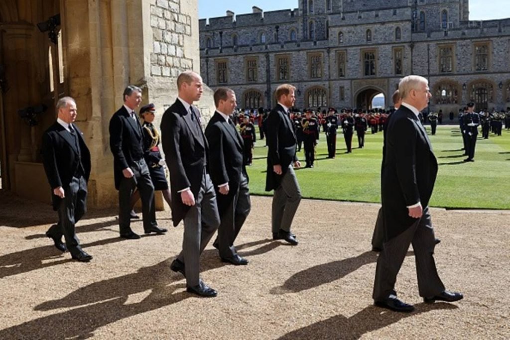 William e Harry se reencontram e conversam no funeral de ...