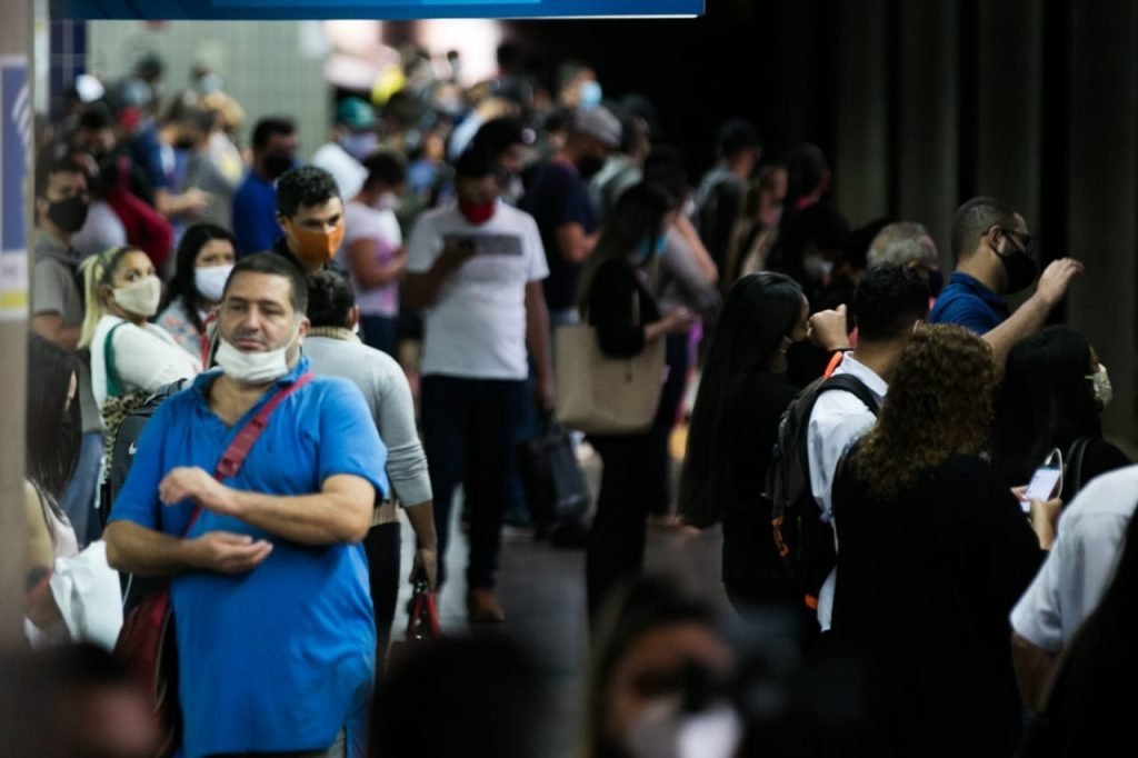 Estação de Ceilândia Centro lotada por causa da greve dos metroviários no DF
