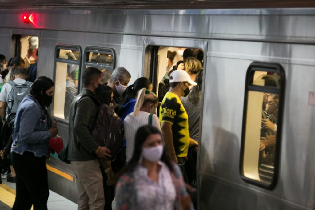 Estação de Ceilândia Centro lotada por causa da greve dos metroviários no DF