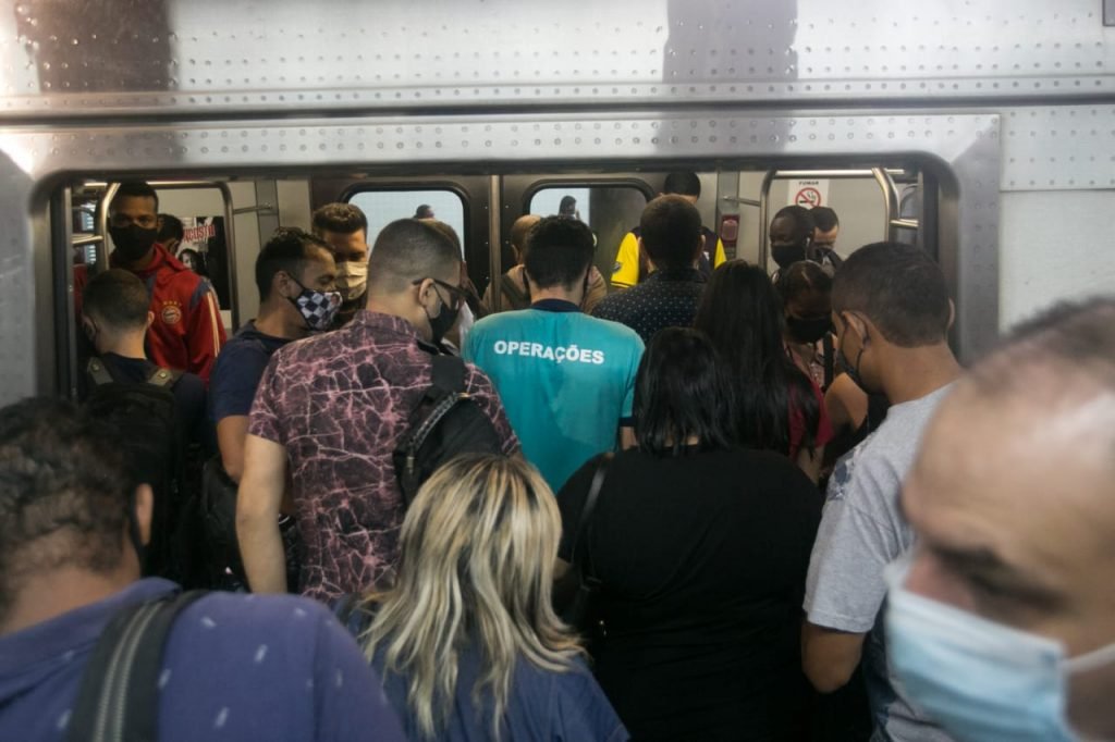 Estação de Ceilândia Centro lotada por causa da greve dos metroviários no DF