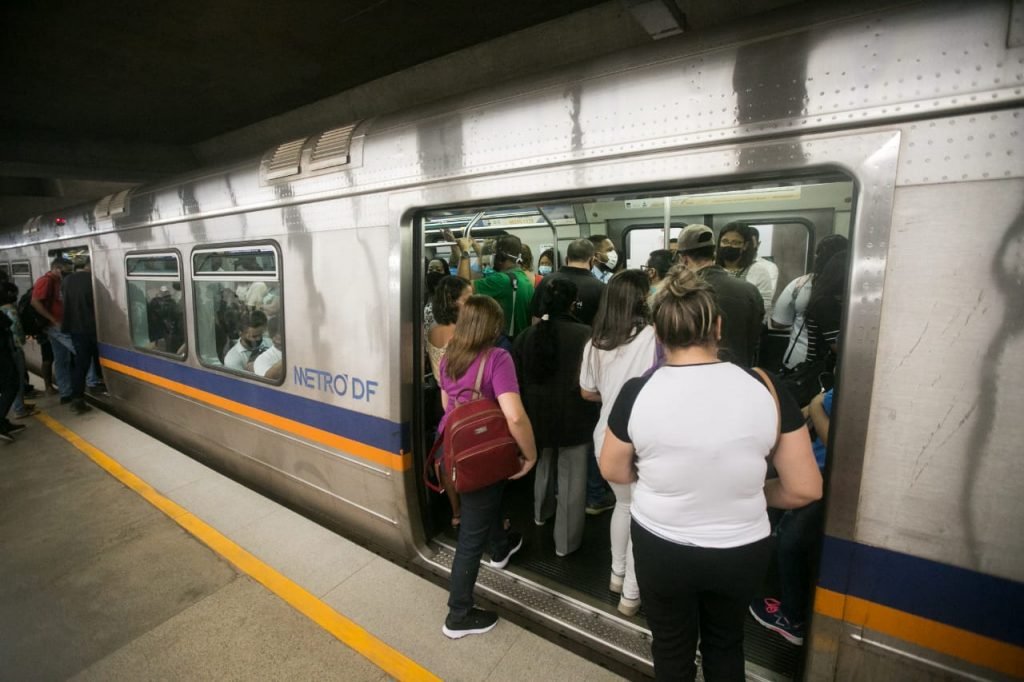 Estação Praça do Relógio lotada por causa da greve dos metroviários no DF