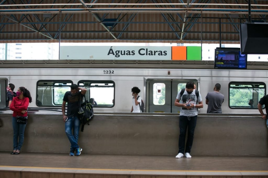 Estação de Águas Claras lotada por causa da greve dos metroviários no DF