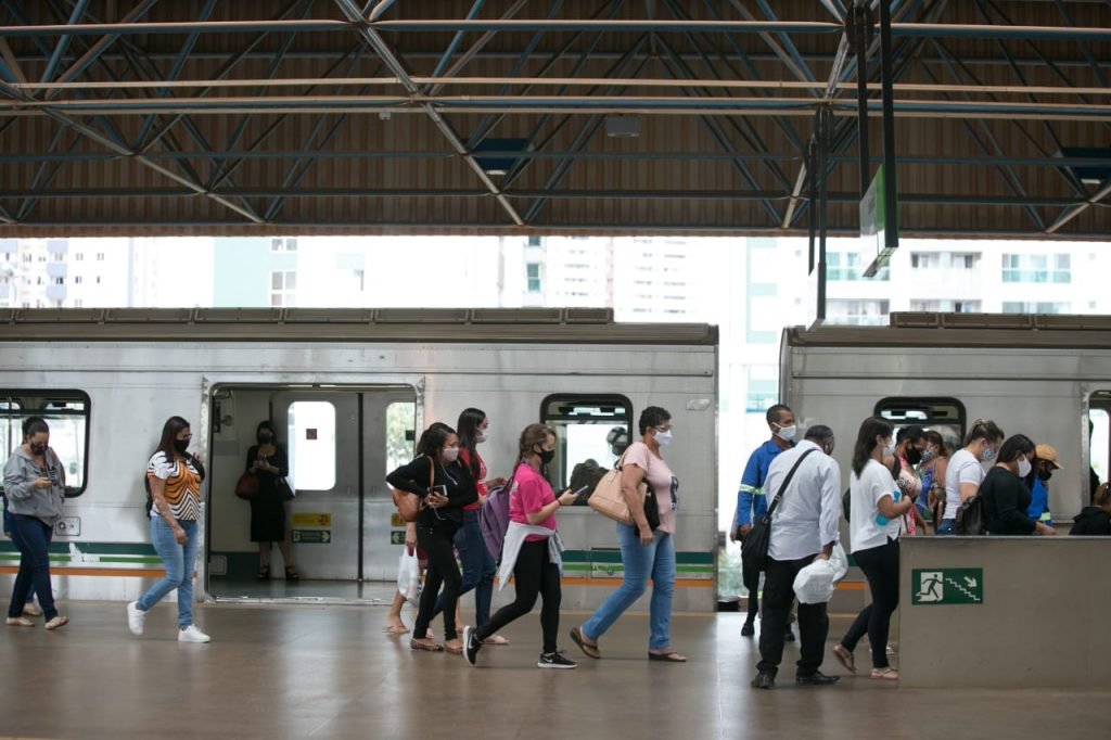 Estação de Águas Claras lotada por causa da greve dos metroviários no DF