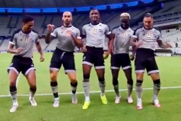 Jogadores Do Ceara Dancam Hit Um Conto De Fadas E Narrador Da Show