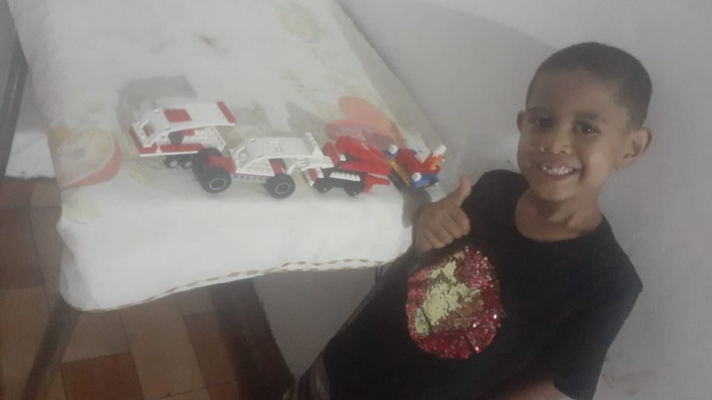Com doações a criança recebeu o presente esperado