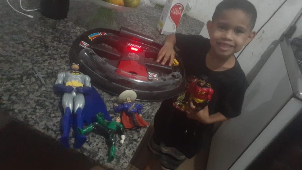 Com doações a criança recebeu o presente esperado
