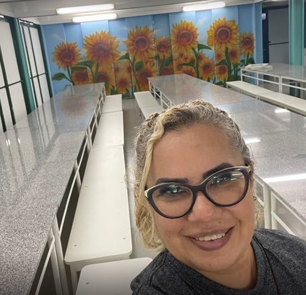 Oneide Santos, de faxineira a diretora de escola