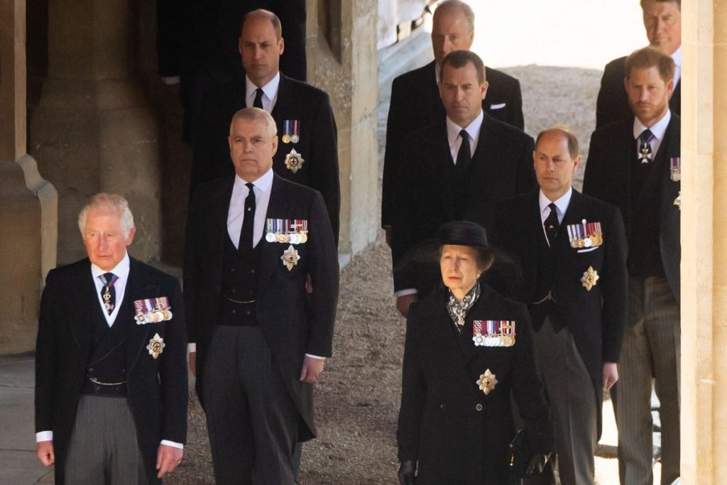 Charles, Anne, Andrew, Edward, William, Peter Phillips e Harry