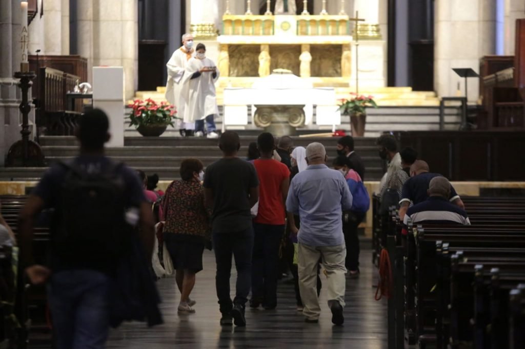 Movimentação de fiéis na Catedral da Sé, região central de São Paulo