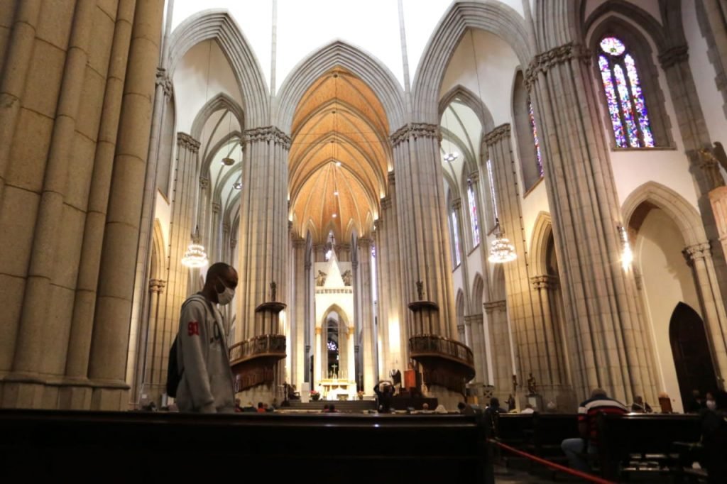Movimentação de fiéis na Catedral da Sé, região central de São Paulo