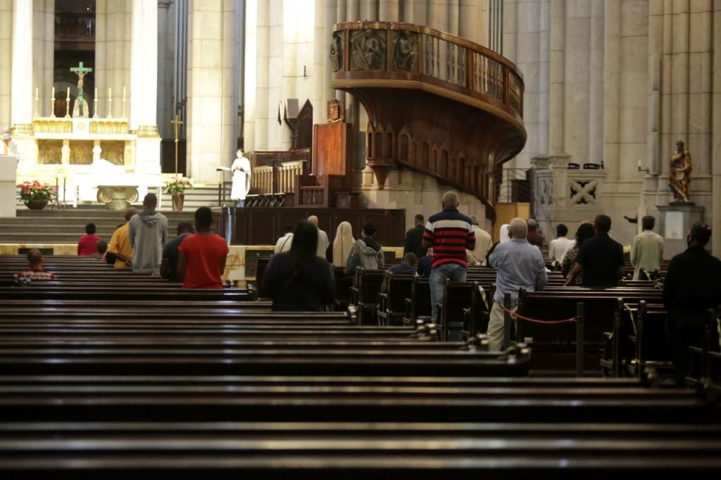 Movimentação de fiéis na Catedral da Sé, região central de São Paulo
