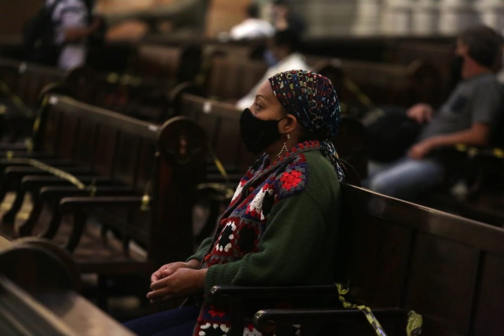 Movimentação de fiéis na Catedral da Sé, região central de São Paulo