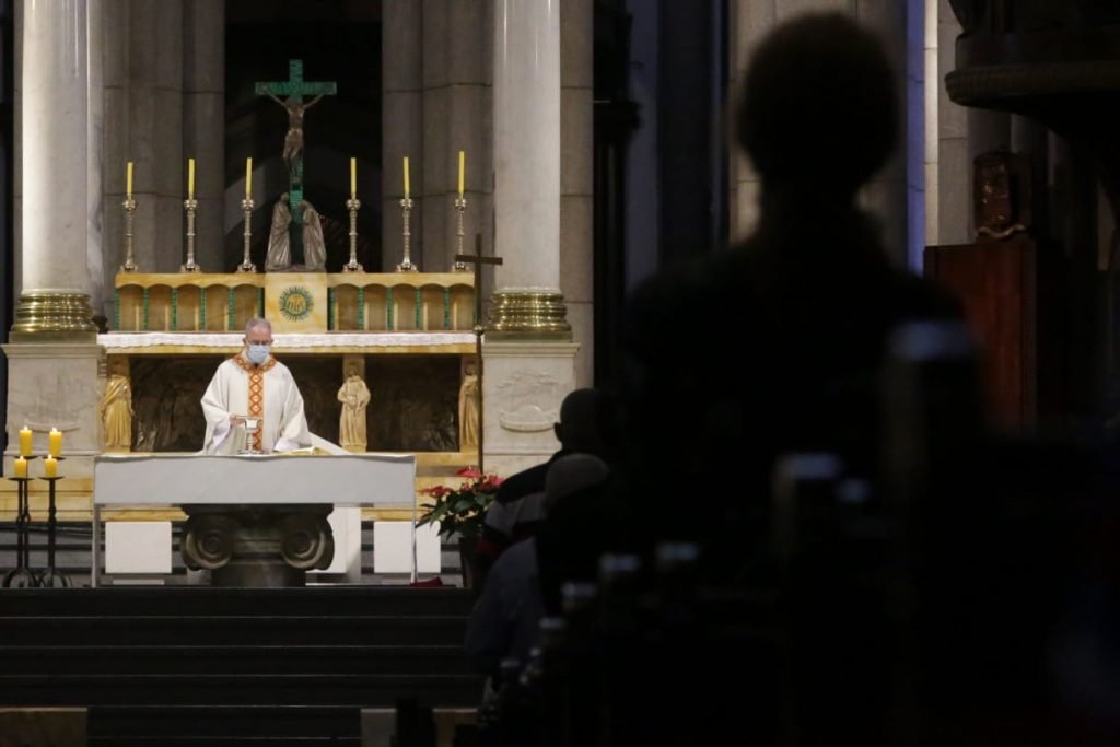 Movimentação de fiéis na Catedral da Sé, região central de São Paulo