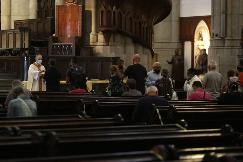 Movimentação de fiéis na Catedral da Sé, região central de São Paulo
