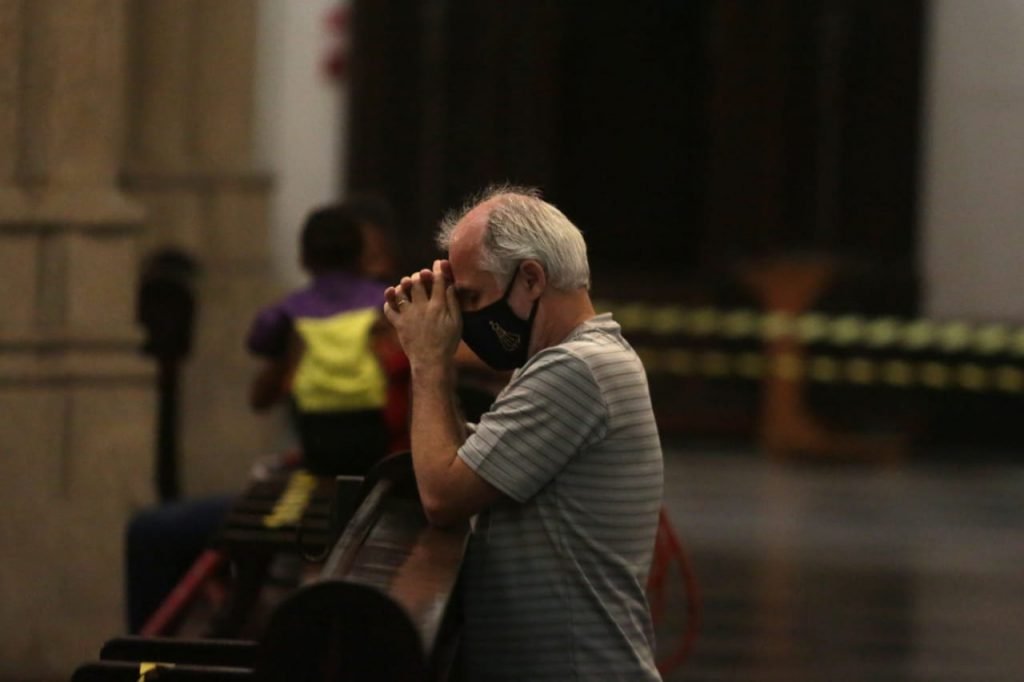 Movimentação de fiéis na Catedral da Sé, região central de São Paulo