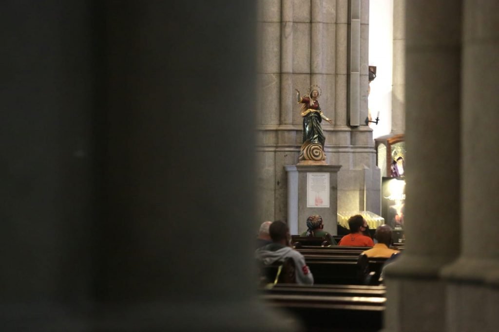 Movimentação de fiéis na Catedral da Sé, região central de São Paulo