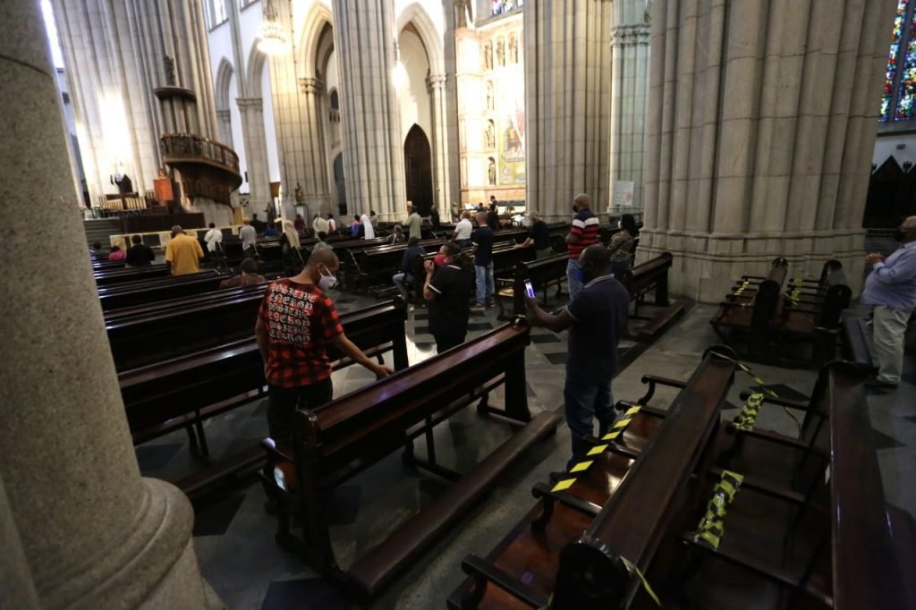 Movimentação de fiéis na Catedral da Sé, região central de São Paulo