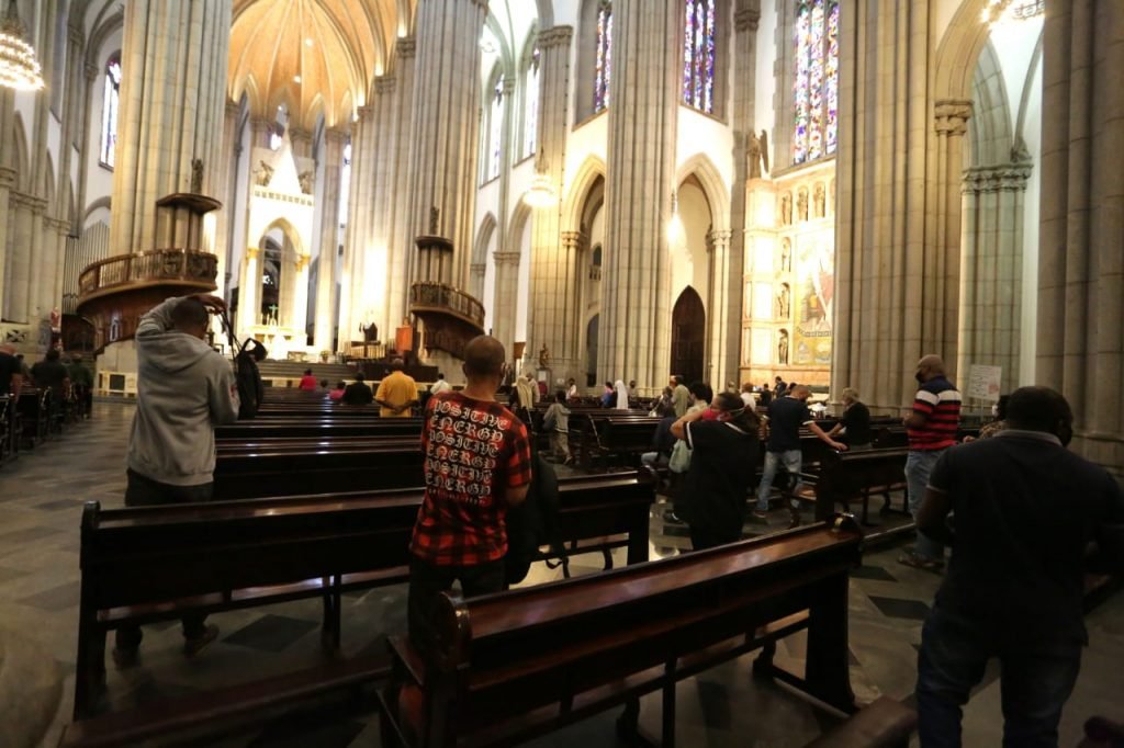 Movimentação de fiéis na Catedral da Sé, região central de São Paulo