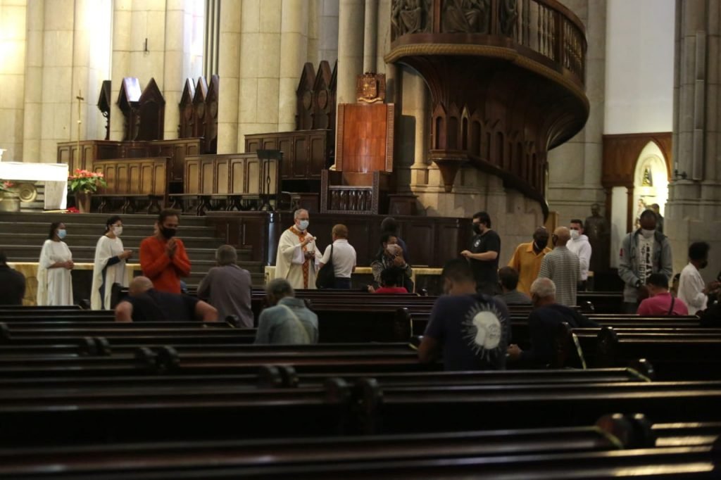 Movimentação de fiéis na Catedral da Sé, região central de São Paulo