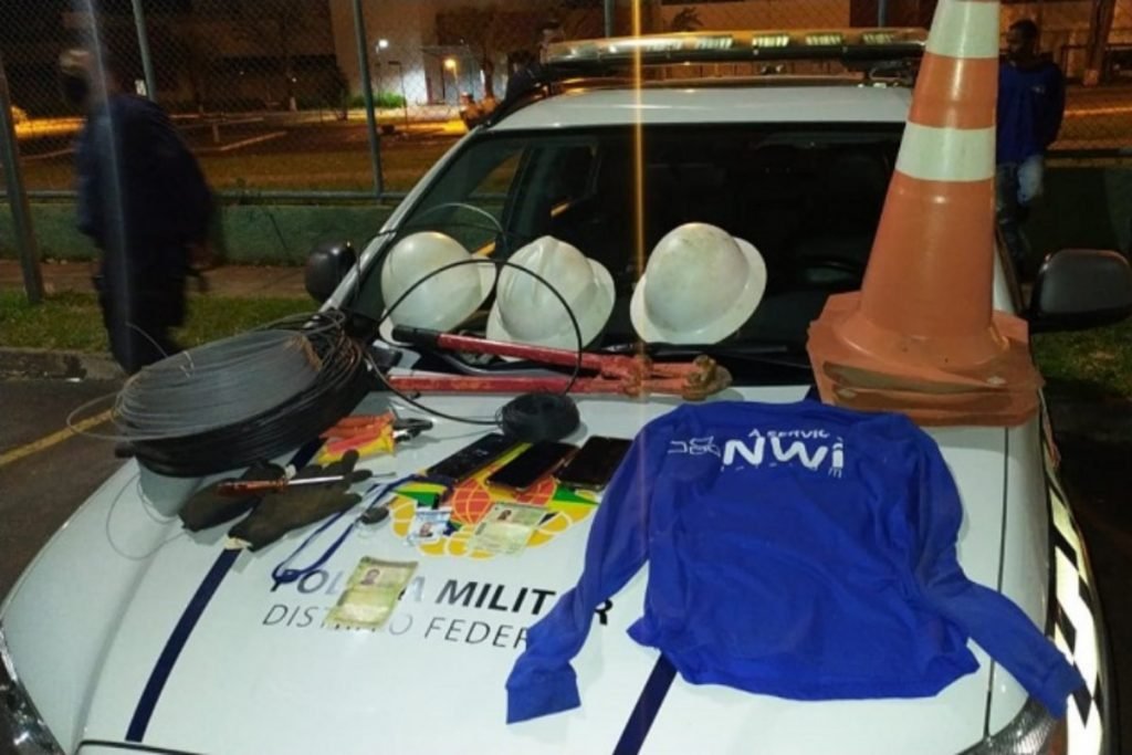 cones, capacetes e documentos
