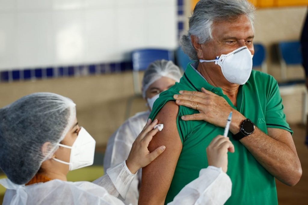 Governador de Goiás, Ronaldo Caiado (DEM), recebe segunda dose de vacina contra a Covid-19 em Goiânia