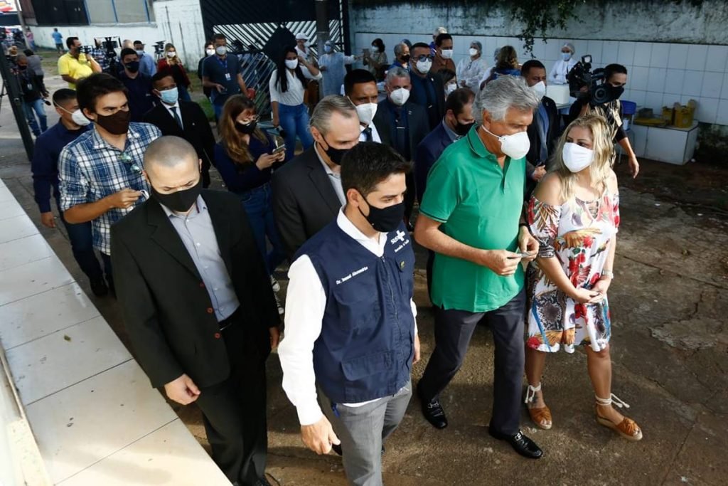 Governador de Goiás, Ronaldo Caiado (DEM), chega para receber segunda dose da vacina contra da Covid-19 em Goiânia