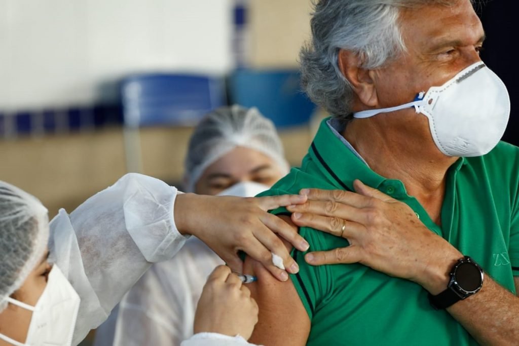 Governador de Goiás, Ronaldo Caiado (DEM), recebe segunda dose de vacina contra a Covid-19 em Goiânia