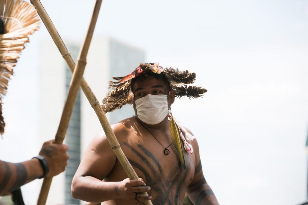 Indígenas de diversas etnias proticolam documento no Ministério do Meio Ambiente, Ministério da Justiça e no da Saúde em defesa da demarcação do território e direitos do povos indígenas